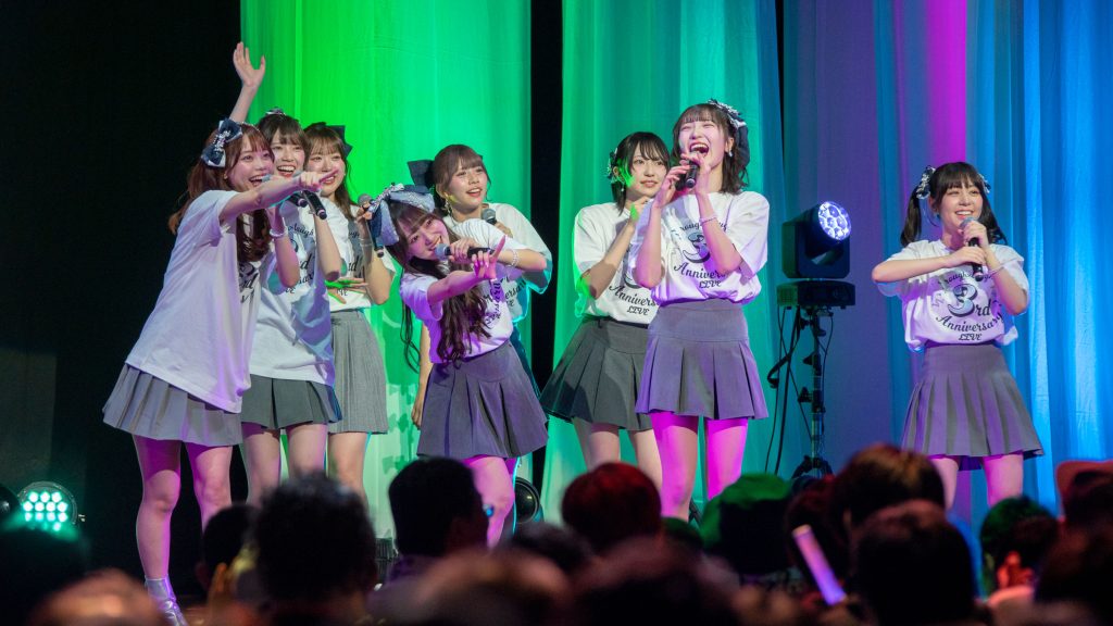 「ラフ×ラフ 3rd Anniversary LIVE」より「2階席～」という煽りにハマるメンバーたち