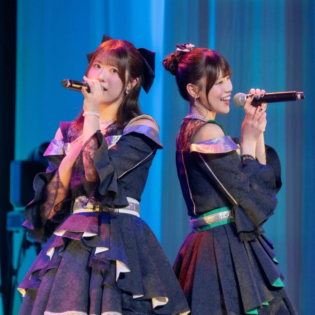 「ラフ×ラフ 3rd Anniversary LIVE」より、『消えたくなるほど君が好きだ』で“見どころ”に掲げたハモリを披露する佐々木楓菜と高梨結