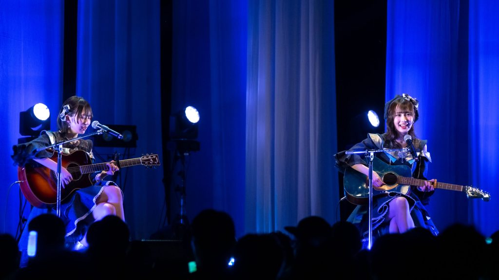 「ラフ×ラフ 3rd Anniversary LIVE」より、『Re:myself』を弾き語りする永松波留と夏目涼風