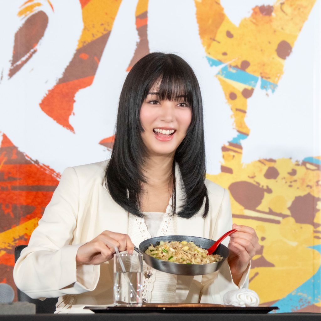丸亀製麺の新商品『丸亀うどんメシ』TVCM発表会に出席した池田エライザ