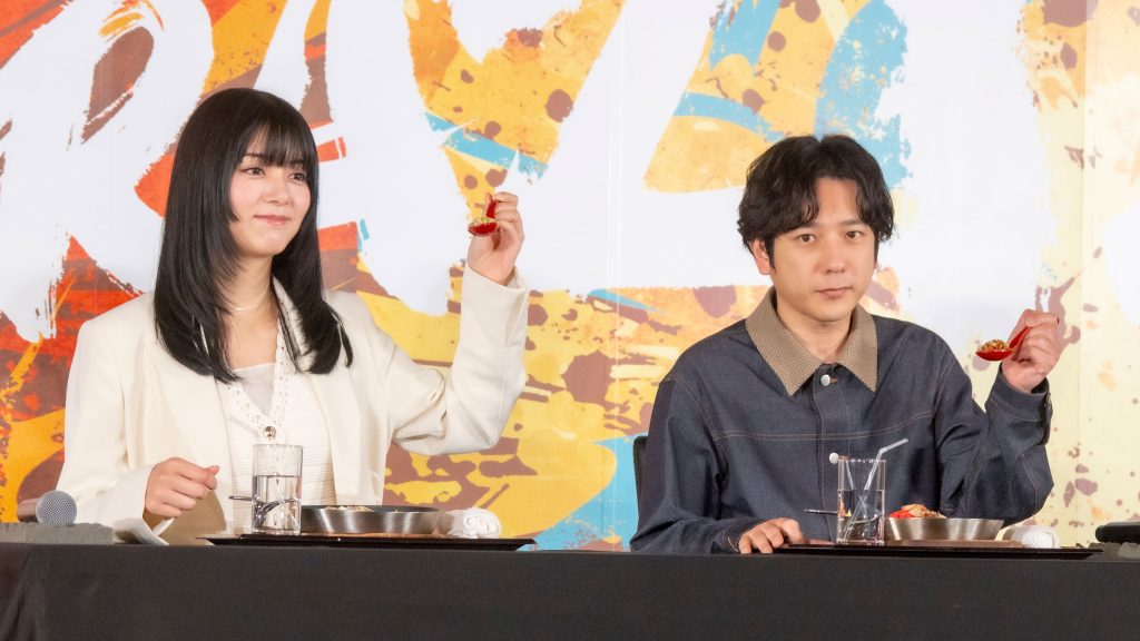 丸亀製麺の新商品『丸亀うどんメシ』TVCM発表会に出席した二宮和也と池田エライザ