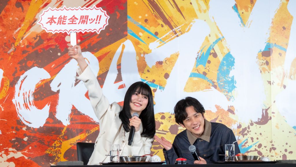 丸亀製麺の新商品『丸亀うどんメシ』TVCM発表会に出席した二宮和也と池田エライザ