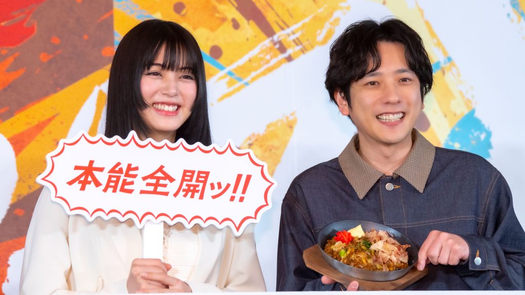 丸亀製麺の新商品『丸亀うどんメシ』TVCM発表会に出席した二宮和也と池田エライザ