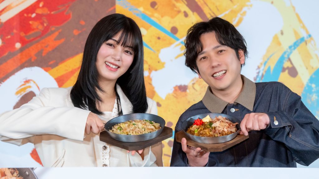 二宮和也と池田エライザが丸亀製麺の新商品『丸亀うどんメシ』TVCM発表会に出席