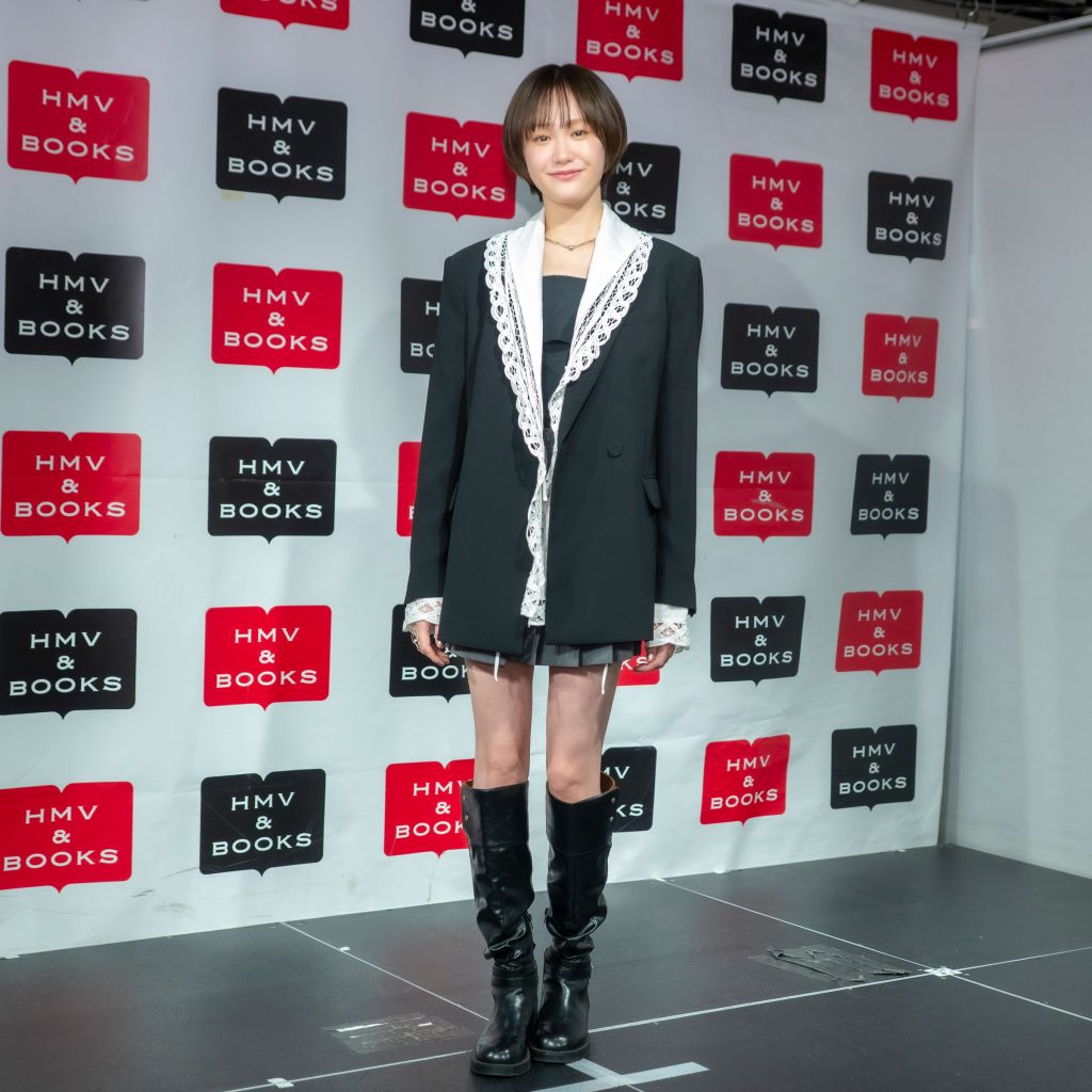 『尾碕真花2026.4-2027.3 卓上カレンダー』発売記念取材会より