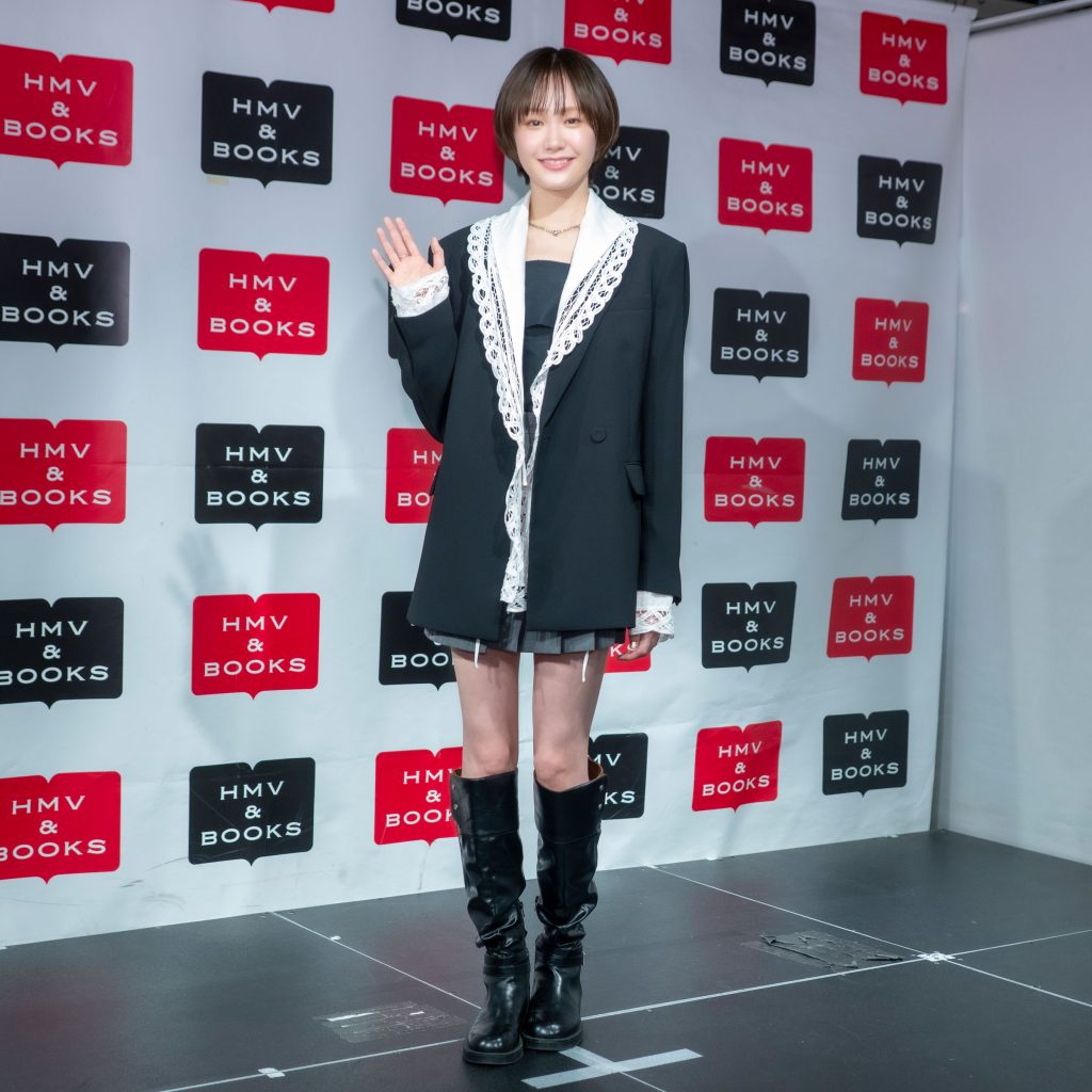 尾碕真花が『尾碕真花2026.4-2027.3 卓上カレンダー』発売記念取材会に出席