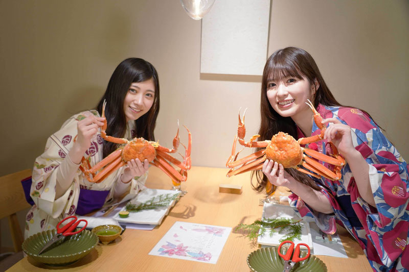 カニ会席のコースを満喫する乃木坂46・小川彩と川端晃菜