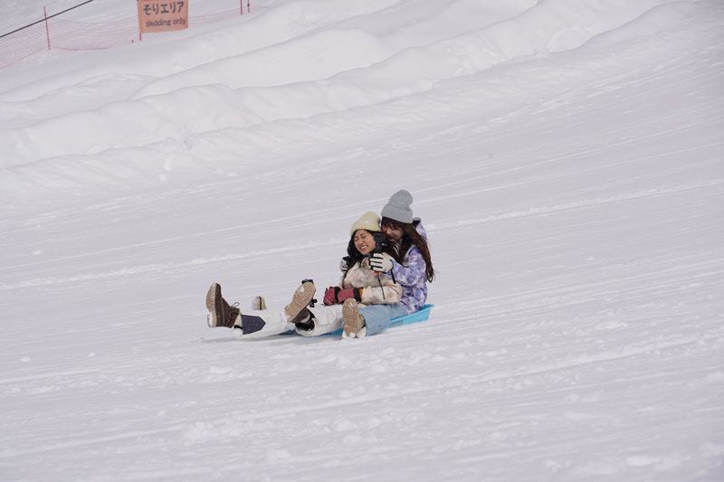 登って下ってを繰り返し、ソリを楽しむ小川彩と川端晃菜