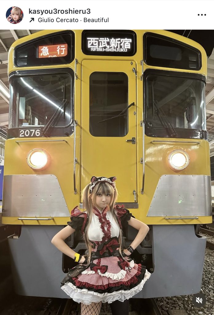 電車を前にツンデレ感あふれる表情とポーズを見せる