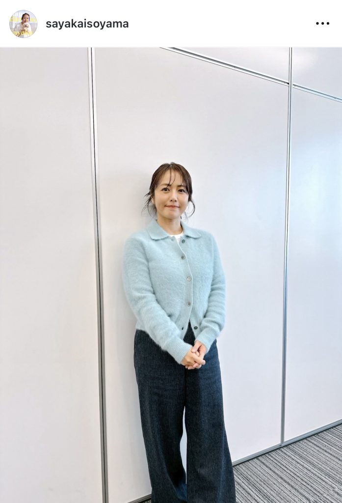 NHK総合「激突メシあがれ」で見せたブルーカーディガン×パンツスタイル