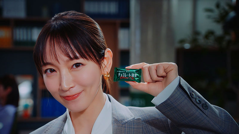 「チョコレート効果」新TVCM「シゴデキセンパイ『登場』篇」(30秒)より