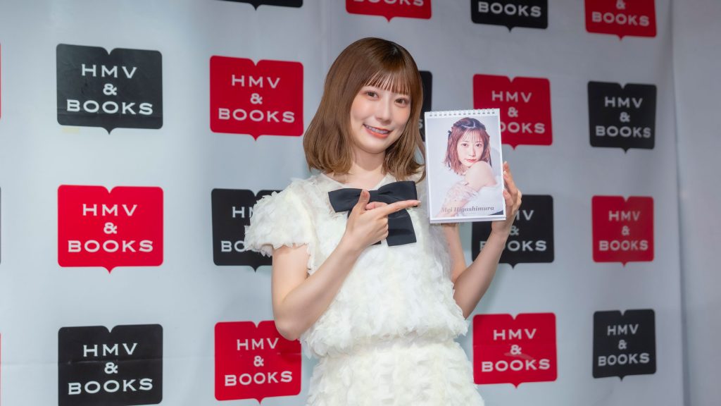 『東村芽依2026.4-2027.3カレンダー』発売記念取材会に出席した東村芽依