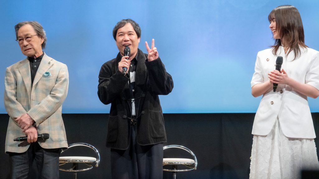 『102回目のプロポーズ』完成披露イベントより。憧れの武田鉄矢と共演できる喜びを表現するせいやと、対照的な表情の武田鉄矢