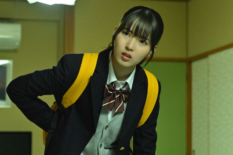 ホテルの部屋に入ると自分が“制服姿”になっていることに気付く唯香(中嶋優月)