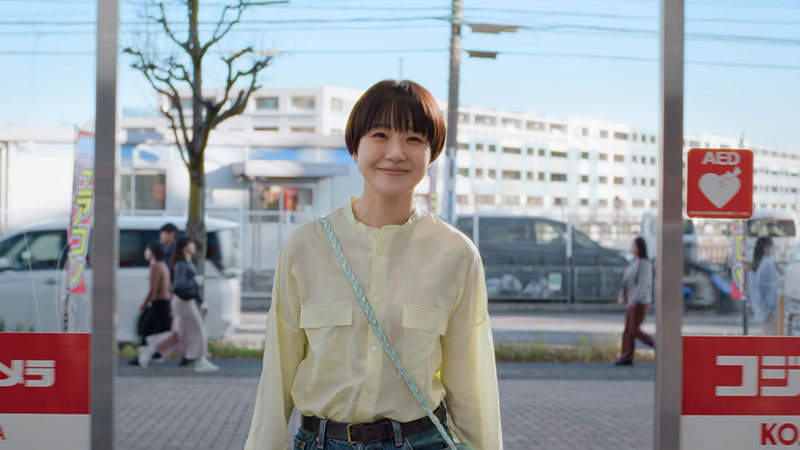 コジマ新TVCM「Big Sunny Smile 踊り出しちゃう篇」に出演する奈緒