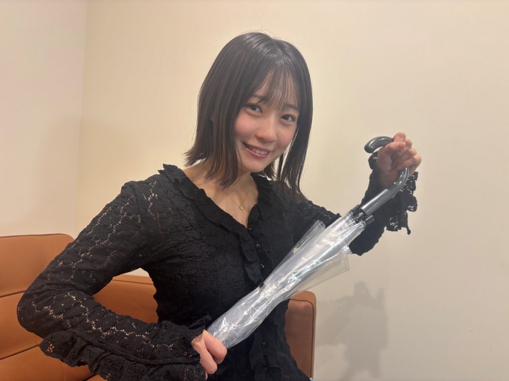 忘れ物といえば傘、ということで傘との2shot（マネージャー撮影）