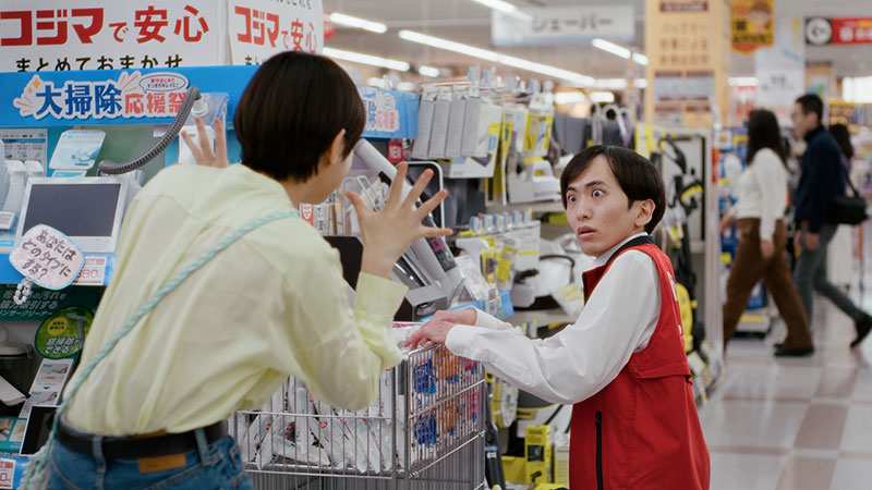 コジマ新TVCM「Big Sunny Smile 踊り出しちゃう篇」より