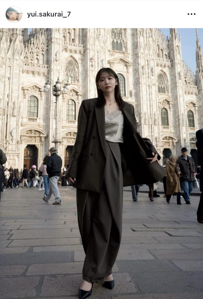 ミラノ大聖堂をバックにクールな姿を見せる