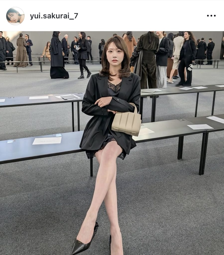 大人っぽい衣装での美脚が眩し過ぎる1枚