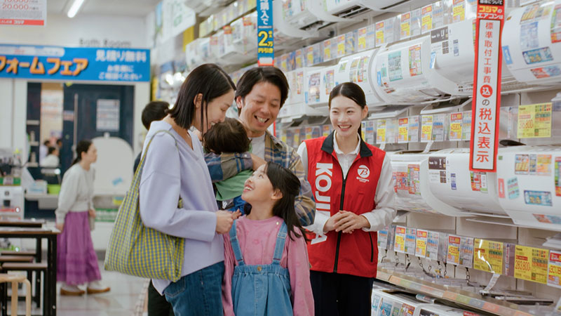 コジマ新TVCM「Big Sunny Smile 踊り出しちゃう篇」より