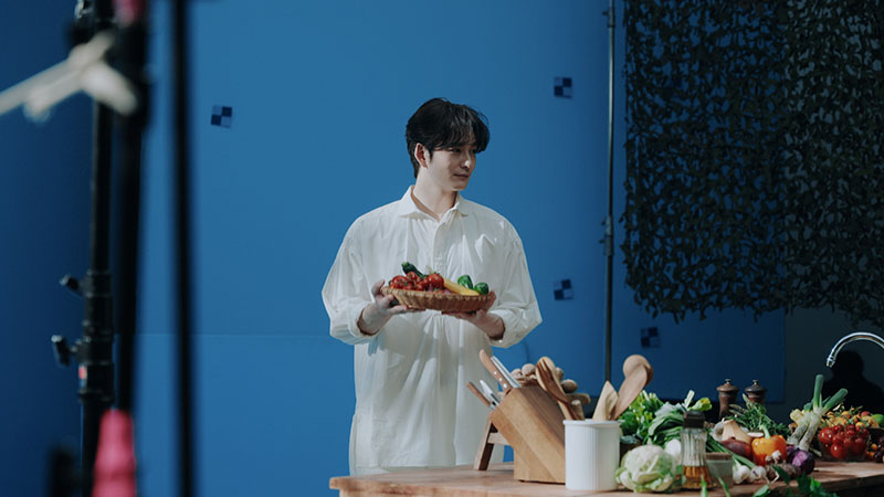 岡田将生が出演する『新ビオフェルミンS錠』の新CM「森のキッチン」篇メイキングより