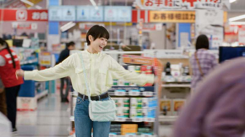 コジマ新TVCM「Big Sunny Smile 踊り出しちゃう篇」より