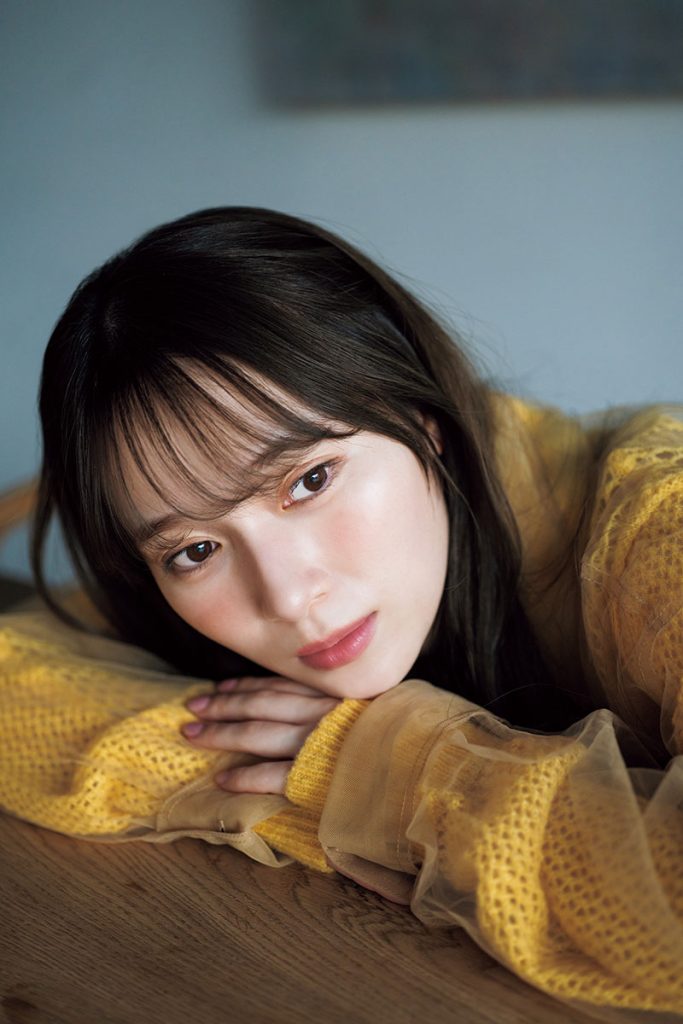 『週刊少年マガジン20号』巻頭グラビアを飾る櫻坂46・守屋麗奈