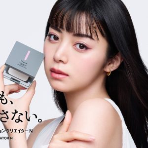 白の静寂に舞う…池田エライザが体現した“揺るがない美”