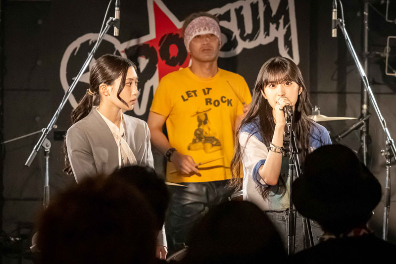 『路地裏ホテル』EP3「ハートに火を点けて」に出演する櫻坂46・谷口愛季と村井優