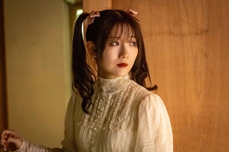 囚われの身となっていた霧谷玲衣(小田倉麗奈)