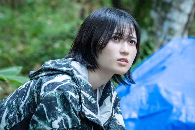 祖父の行方を探す西原紬(的野美青)