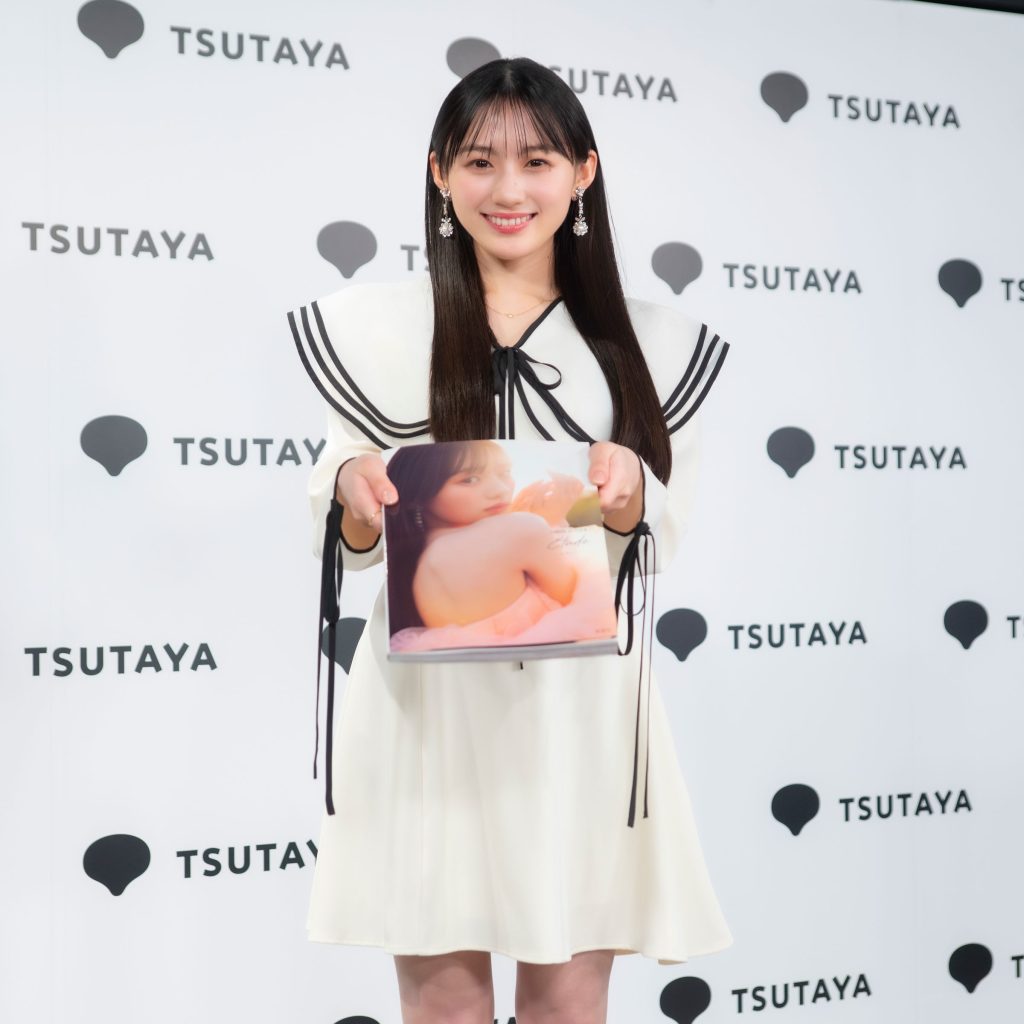 1st写真集『エチュード』発売記念取材会に出席した乃木坂46・川﨑桜