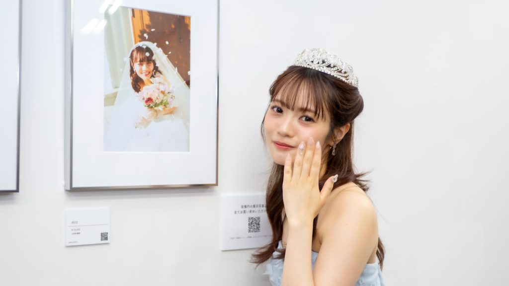 指輪ではなくネイルをアピールする宮田愛萌