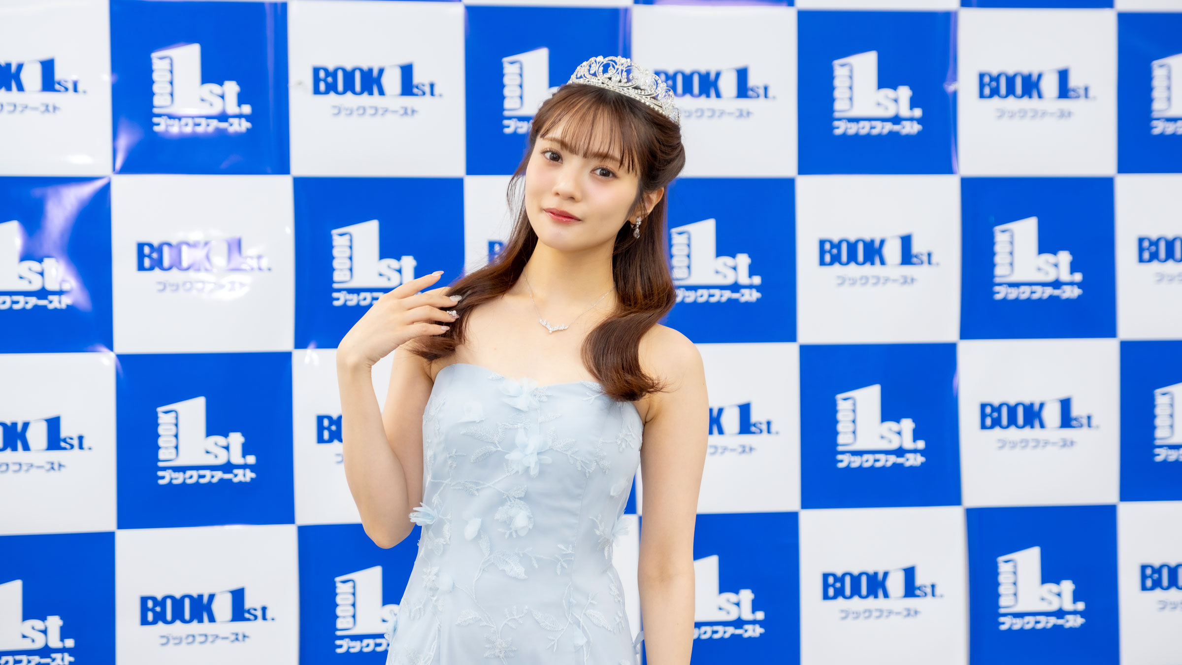 宮田愛萌、透明感あふれるドレスとティアラで祝う28歳 “お姉さん”な私