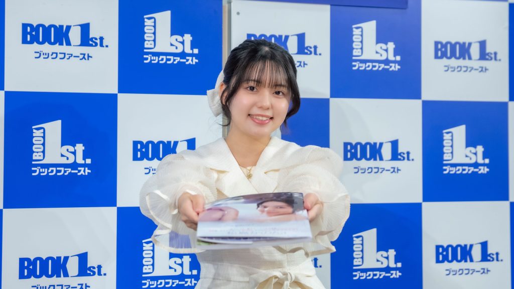 2nd写真集『Surprise！』発売記念取材会に出席した松島かのん