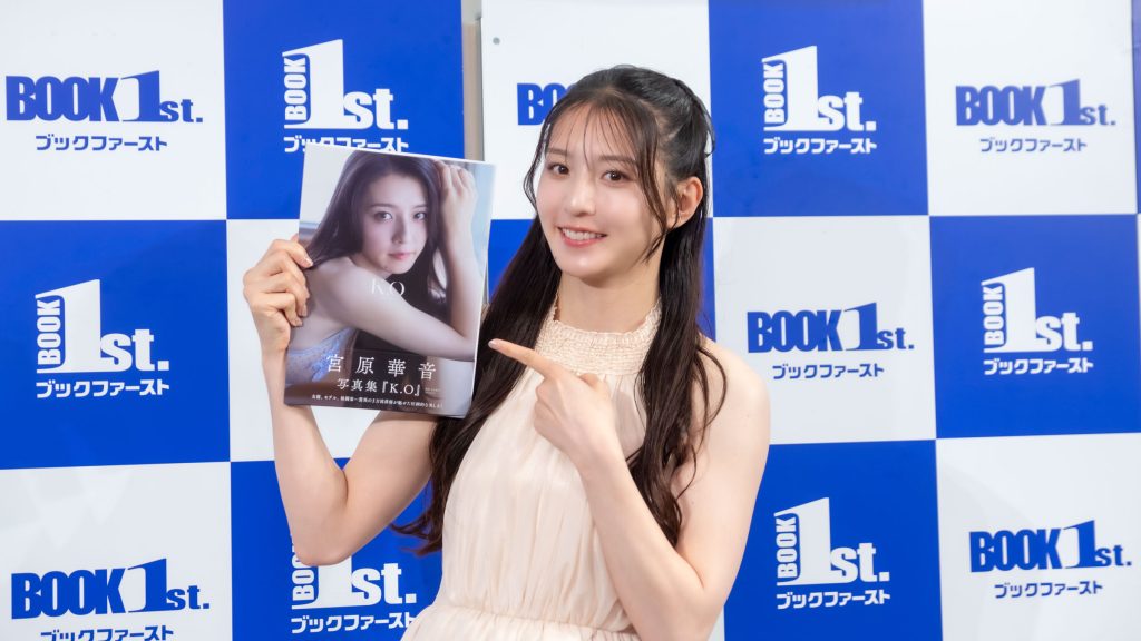 1st写真集「K.O～kanon origin～」発売記念取材会に出席した宮原華音