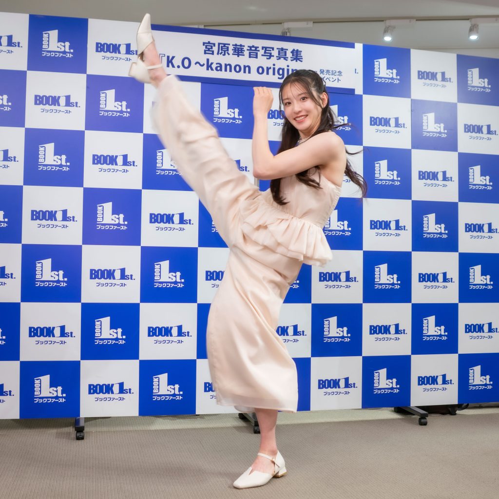 宮原華音が1st写真集「K.O～kanon origin～」発売記念取材会に出席