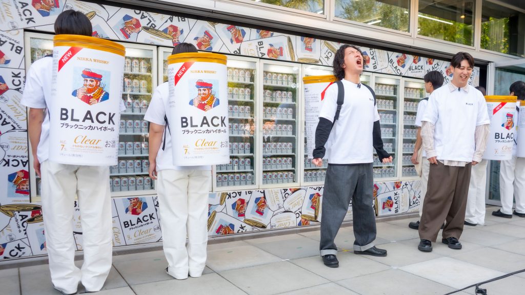 ニューヨーク(屋敷裕政と嶋佐和也)がニッカウヰスキー「あなたの知らないブラックニッカ展」オープニングイベントに出席