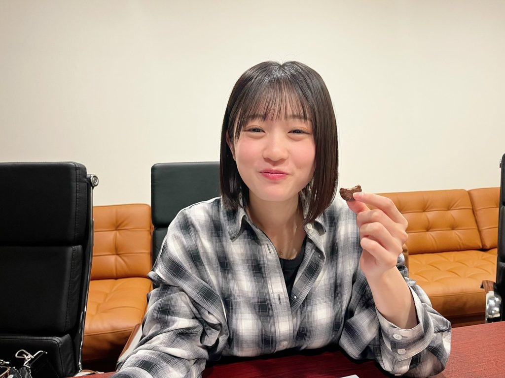 堂々とチョコを食べる確信犯・須永心海（21歳）