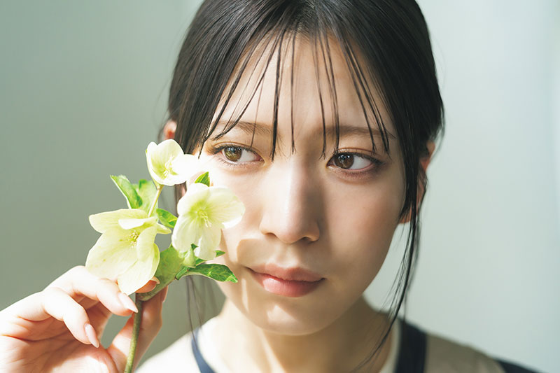 『週刊少年マガジン21号』巻中グラビアを飾る櫻坂46・村山美羽