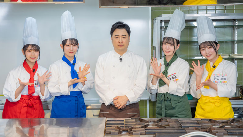 心なしかお疲れ気味の水田信二と日向坂46片山紗希、蔵盛妃那乃、坂井新奈、松尾桜