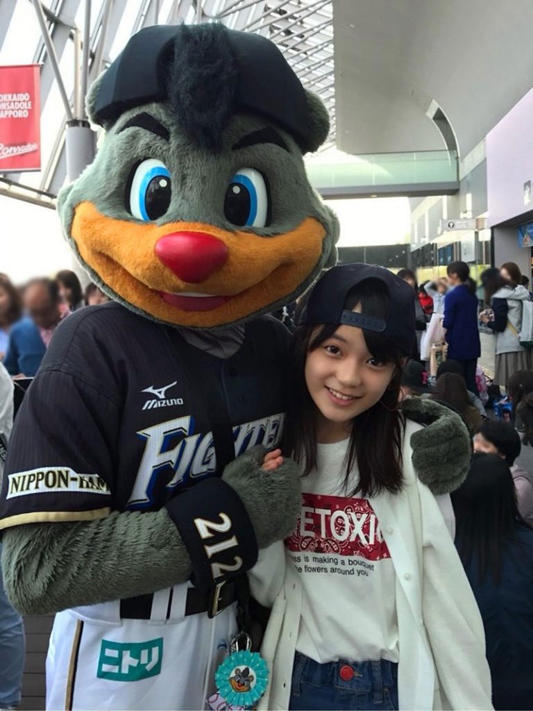 11歳の頃の川村結衣、ファイターズのマスコット『B・B』と記念撮影