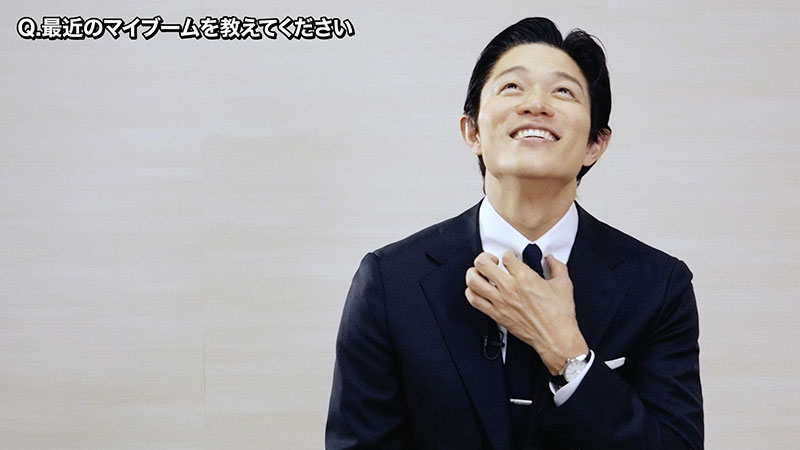 インタビューに応じる鈴木亮平