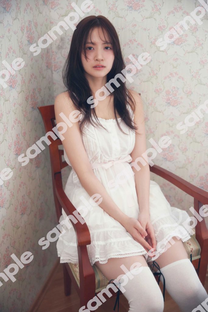 乃木坂46・金川紗耶1st写真集『好きのグラデーション』より、YouTube生配信特典、本編未公開カットのプロフィールカード(※配信は終了)