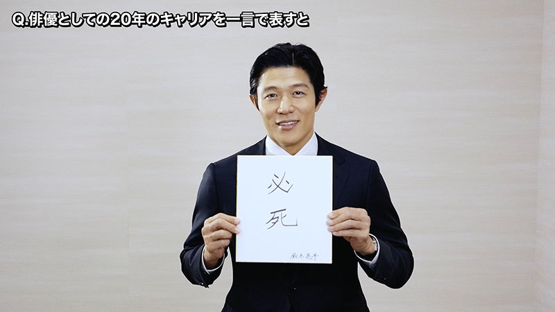 インタビューに応じる鈴木亮平