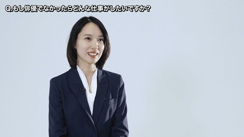 インタビューに応じる戸田恵梨香