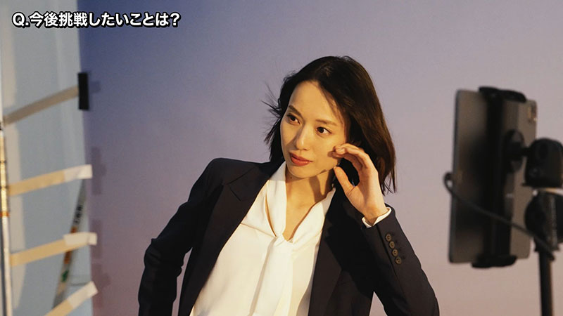インタビューに応じる戸田恵梨香