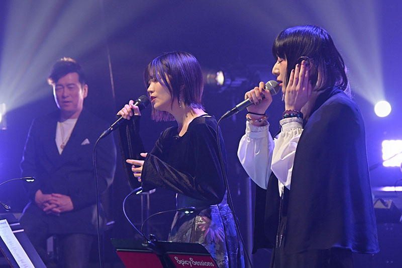 『Spicy Sessions』より「もらい泣き」を披露する中西アルノとmajiko