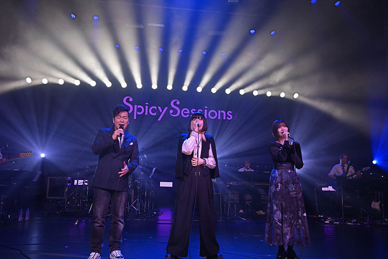 『Spicy Sessions』より「エミリーと15の約束」を披露する黒沢薫、majiko、中西アルノ