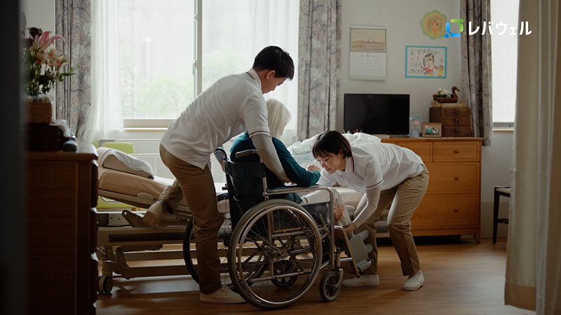 「レバウェル」新CM『身近な人の決断_介護』篇より